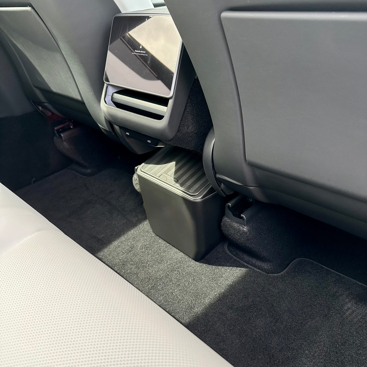 Affald/opbevaringsboks med kliklåg (bagsædet) – Passer til Tesla Model Y Juniper (2025-)