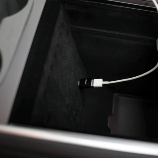 Ladekabel tilsluttet USB dongle til opladning af apple watch