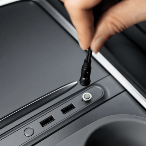 magnetisk ladekabel som sidder en jowua usb hub til tesla