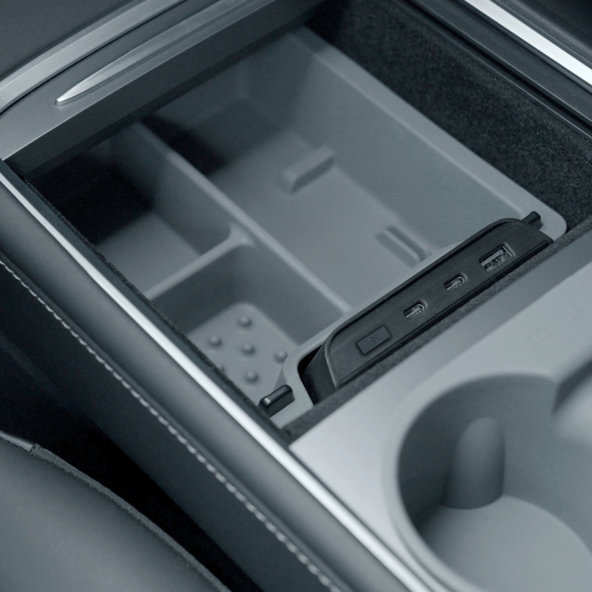 Jowua centerkonsol organizer og USB-hub i et Tesla interiør