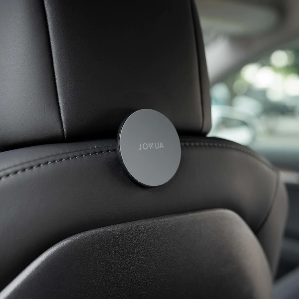 Magnet holder som er monteret i en teslas hovedgærde.