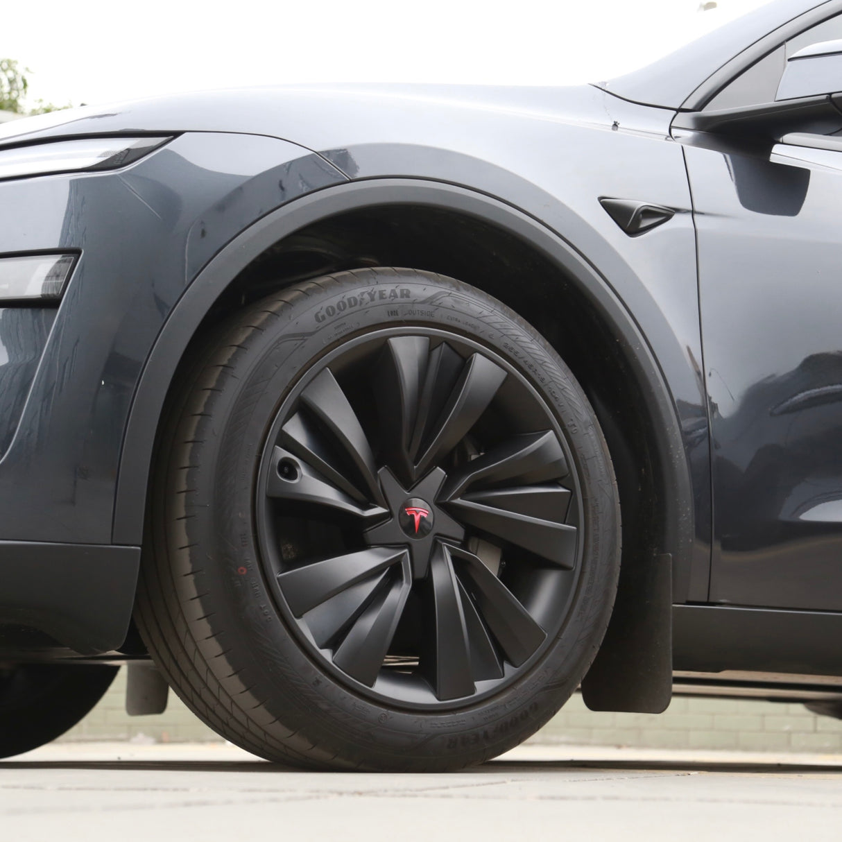 Spiral hjulkapsel monteret på Model Y Juniper 19" crossflow fælge