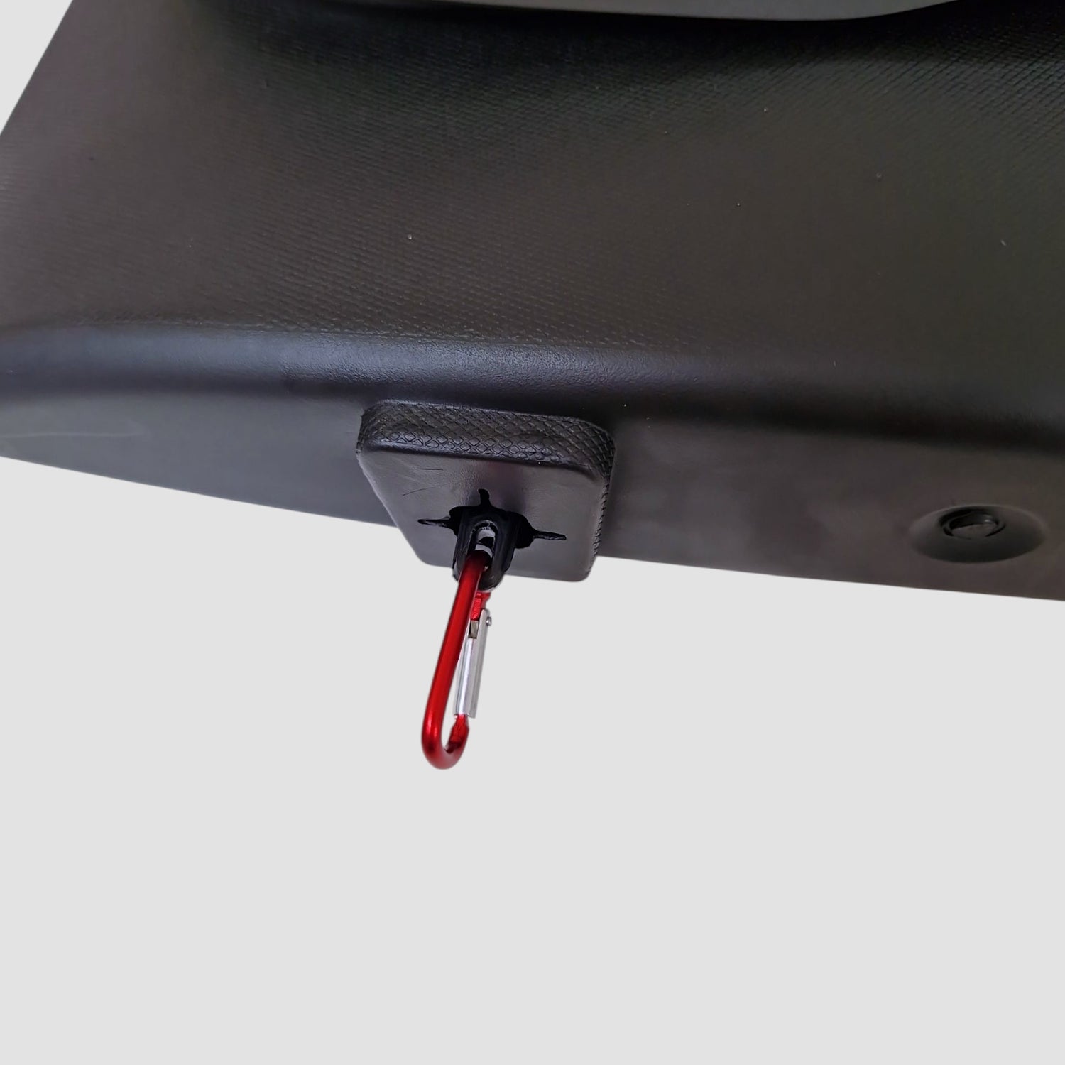 Dørbakke (XL) til Tesla Model Y Juniper 2025 med rød karabinhage monteret under.