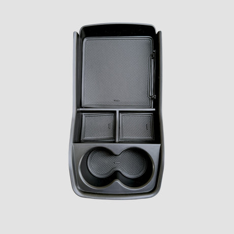 Fritlagt opbevaringsboks til Kia EV9, på en grå baggrund