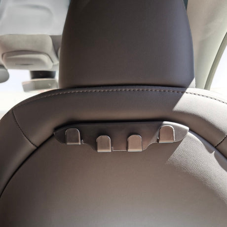 Minimalistisk ryglænskrog i sort design, tilpasset interiøret i Tesla Model 3 og Y