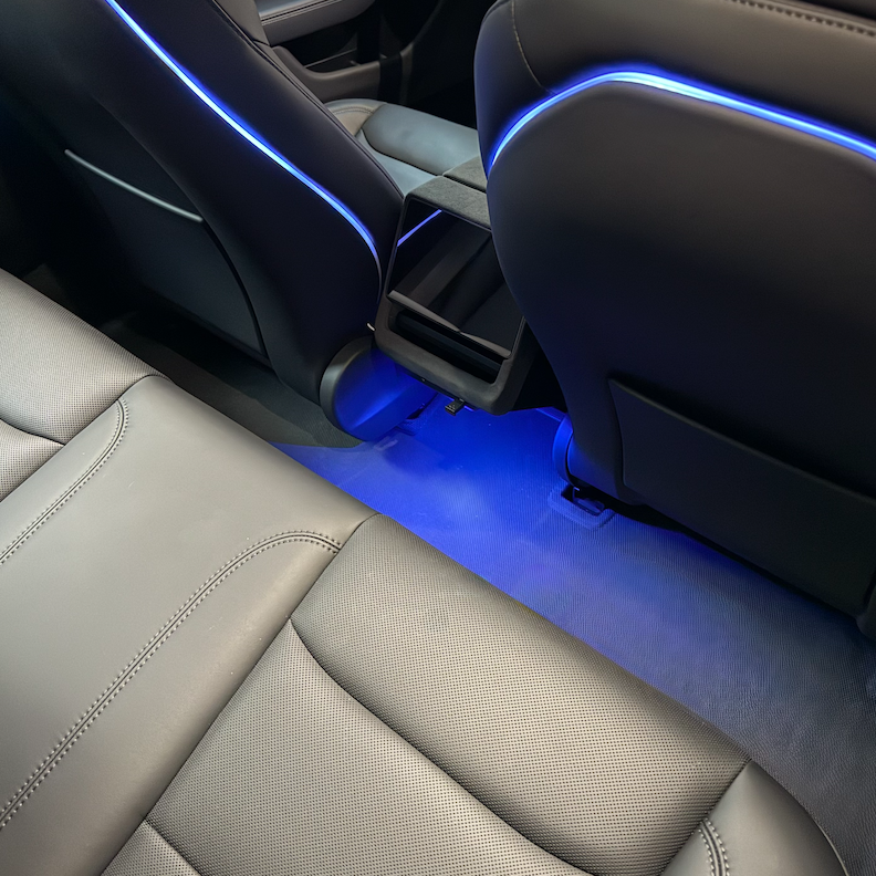 LED lys som går rundt om sæderne i blå farve