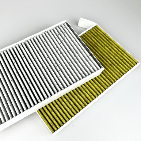 Luftfilter til Tesla Model 3/Y i grå og gul, set tæt på.