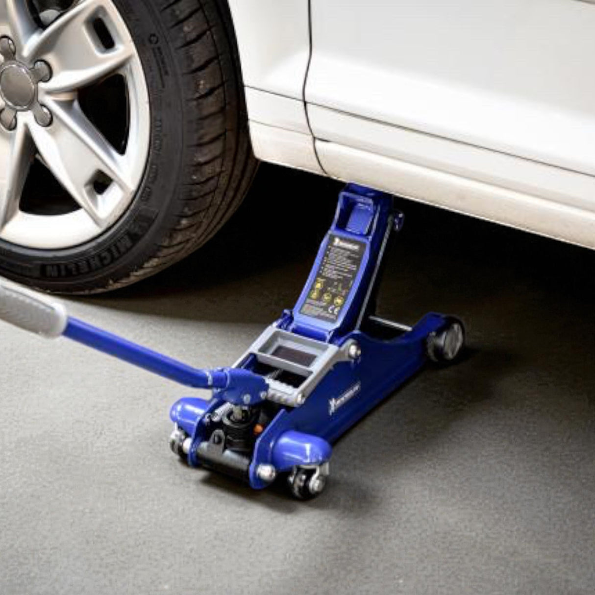 Michelin donkraft der er i gang med at løfte en bil.