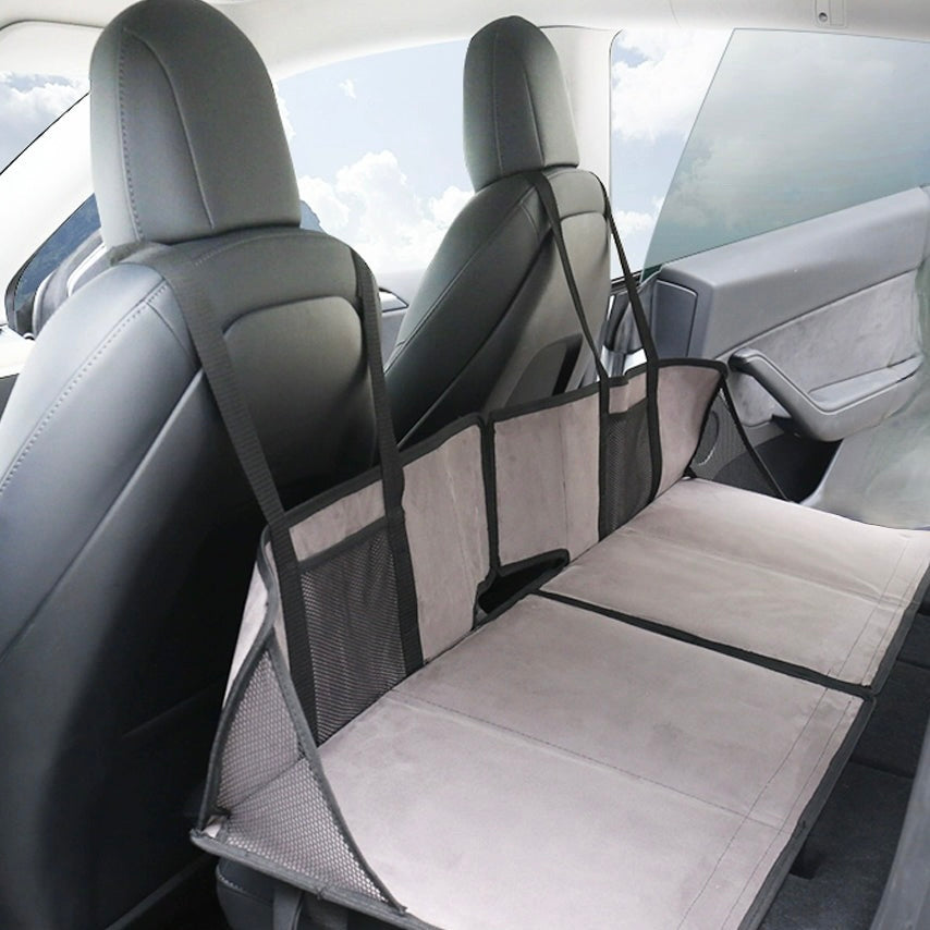 Grå madrasstøtte i en bil, perfekt til Tesla Model 3/Y, men også andre elbiler.