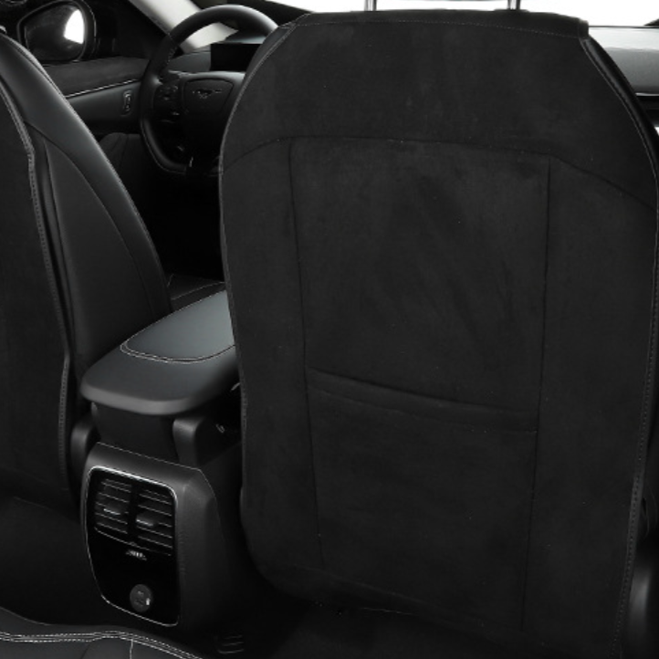 Anti-kick beskyttelse monteret på bagsiden af forsæderne i en Ford Mustang Mach-E.