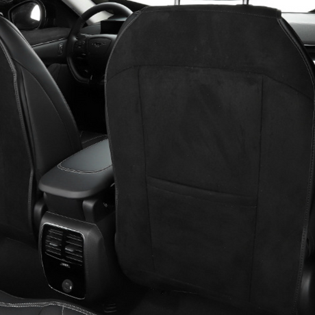 Anti-kick beskyttelse monteret på bagsiden af forsæderne i en Ford Mustang Mach-E.