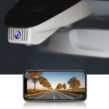FitCamX Dashcam installeret i Mercedes EQC 2022-2025, med optagelse vist på smartphoneskærm.