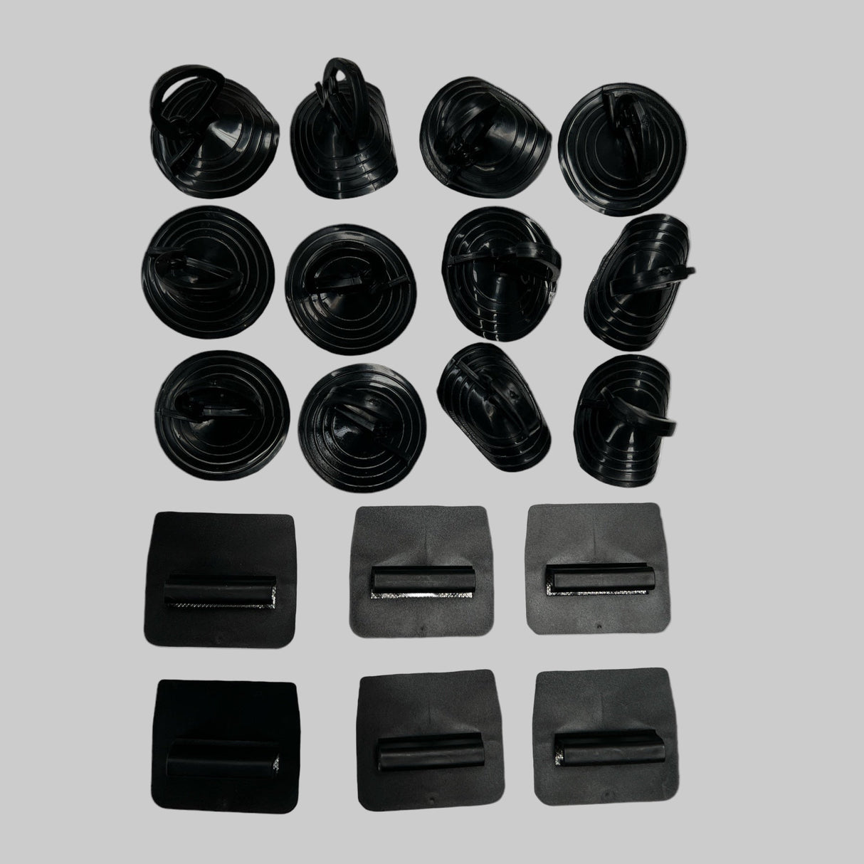 Flere forskellige ting som skal bruges til at montere afdækning af vinduer til en model y.