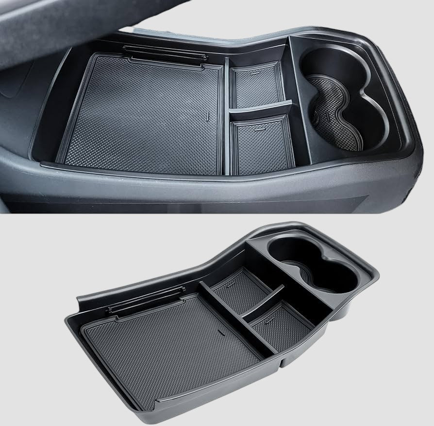 Monteret og fritlagt billede af midterkonsols opbevaringsløsning til Kia EV9