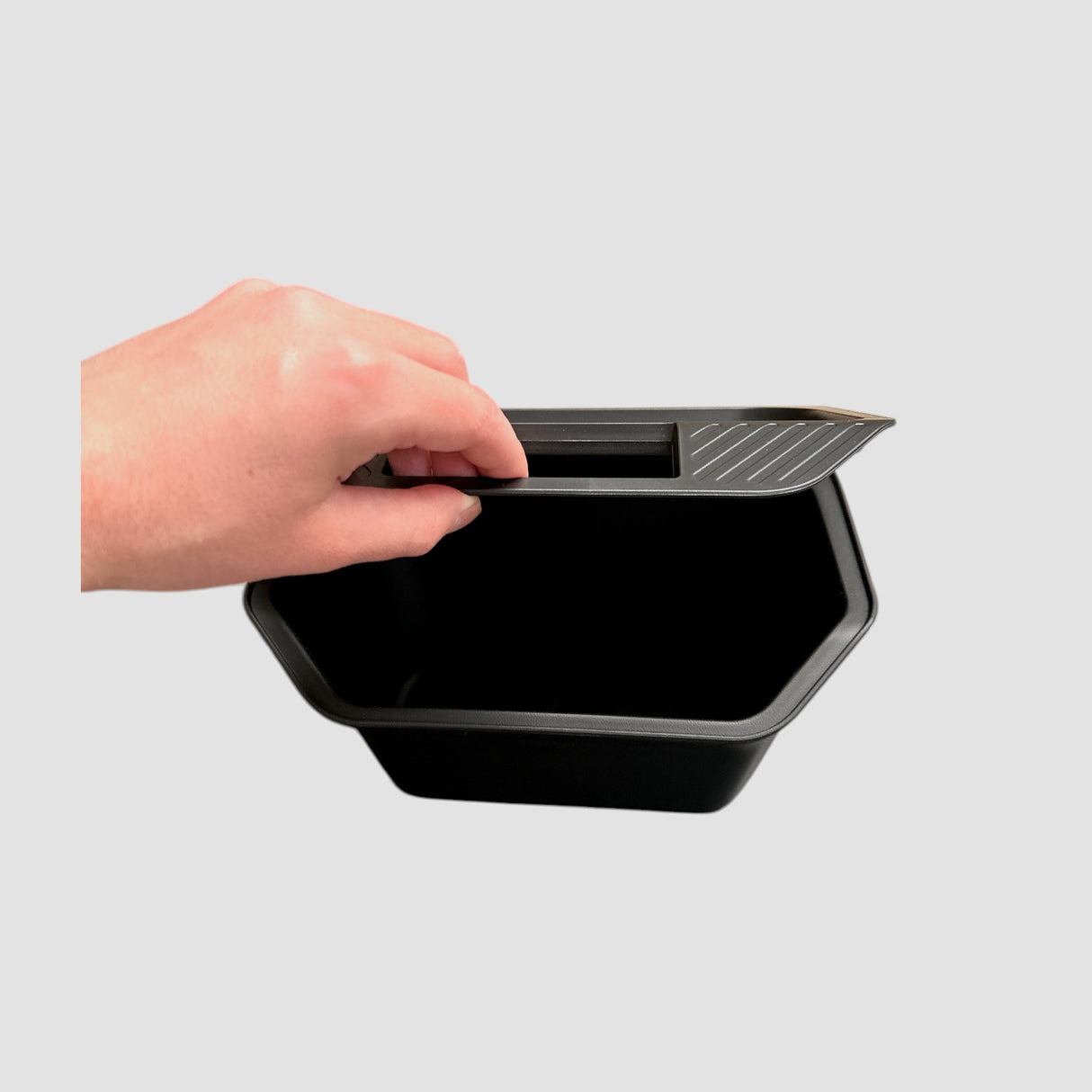 Opbevaring til bagsædet, sort boks med låg, designet til Tesla Model Y Juniper 2025.