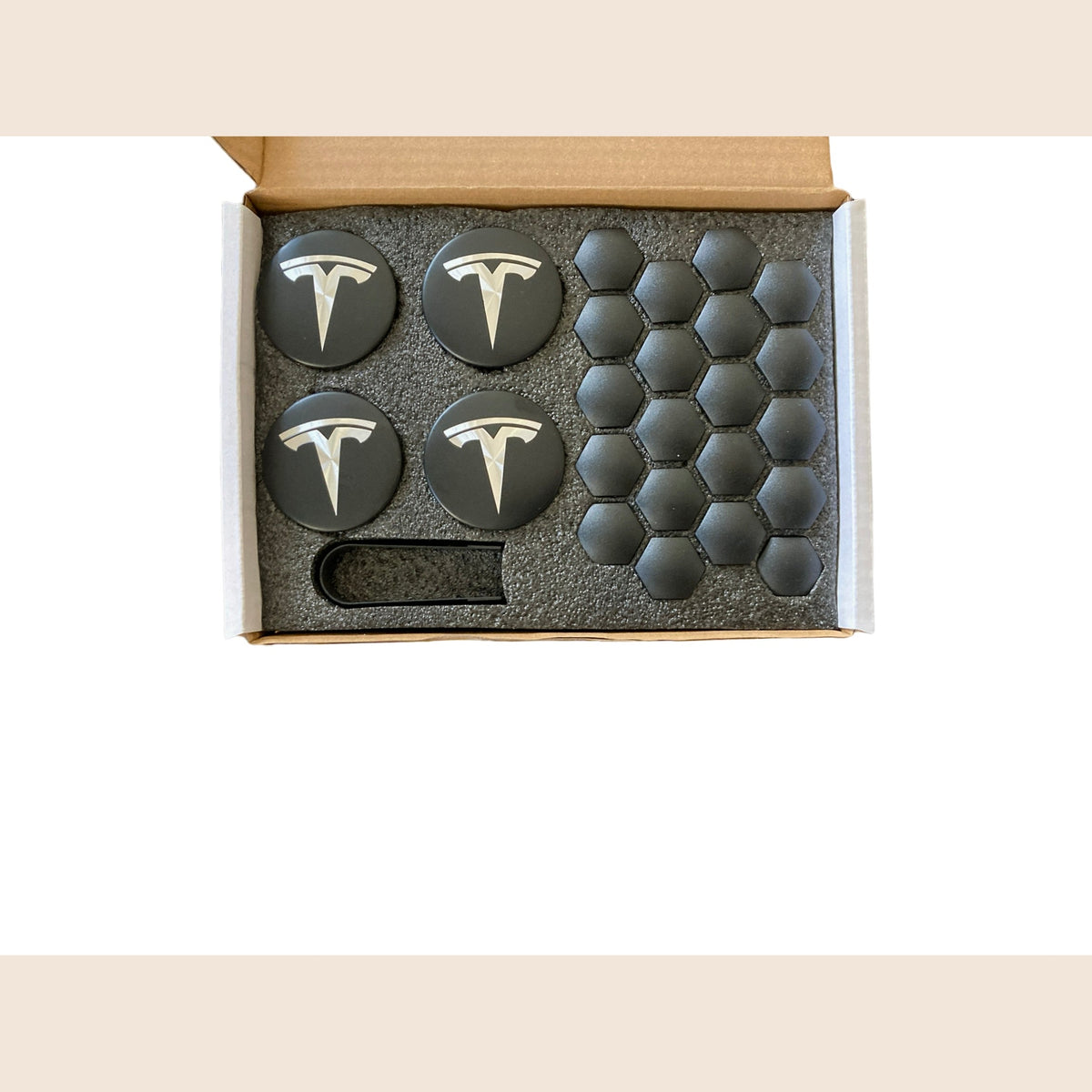 Aero Wheel Cap Kit til Tesla – navkapsler med hvidt Tesla-logo på sort og boltcovers i æske