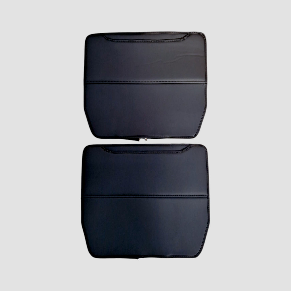 Sorte beskyttelser til bilens ryglæn, kompatible med Toyota bZ4X, vist forfra på neutral baggrund.