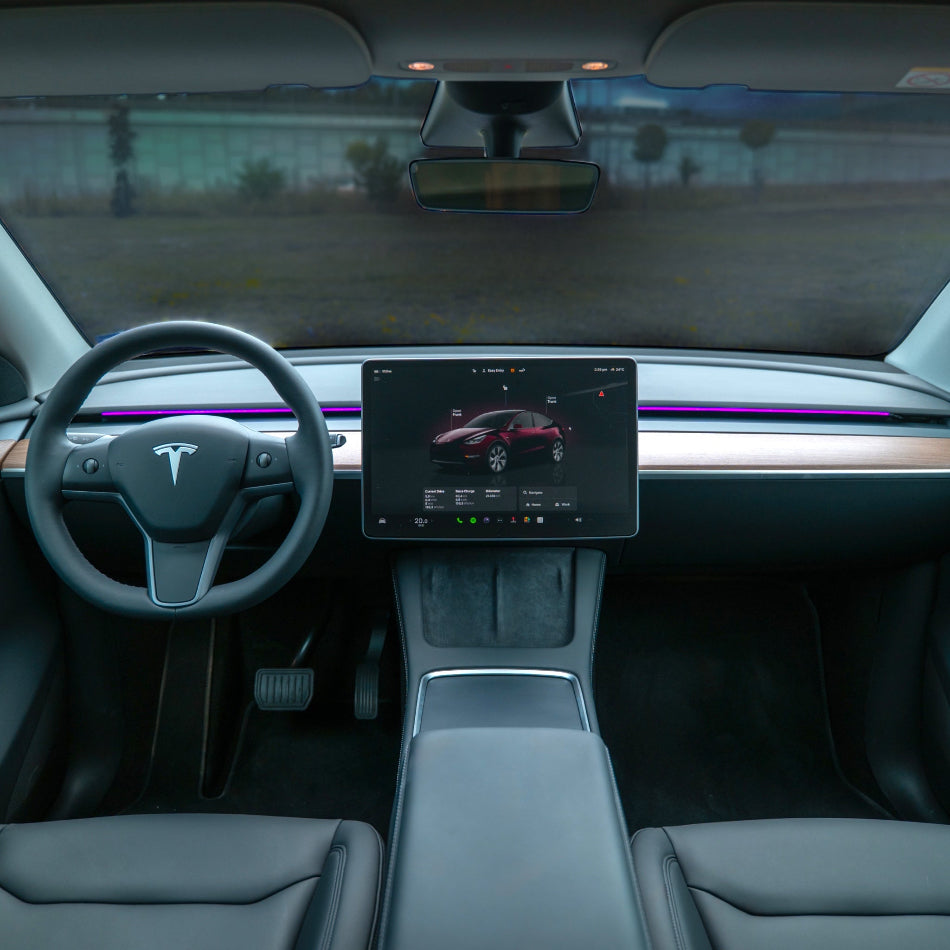 S3XY Strip LED-lys installeret på instrumentbrættet i en Tesla Model 3/Y, set fra førersædet.