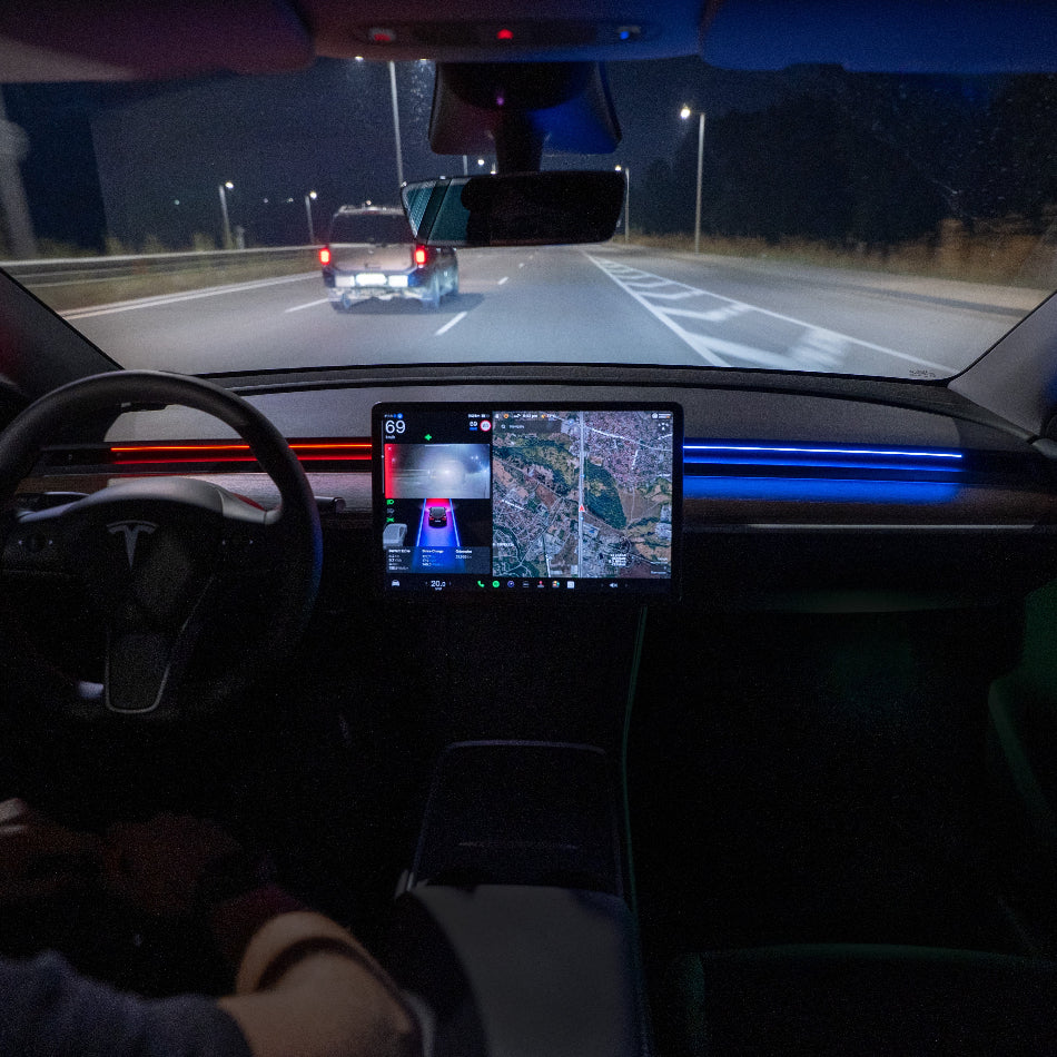 Ambientebelysning med S3XY Strip installeret i en Tesla Model 3/Y kabine under kørsel om natten.