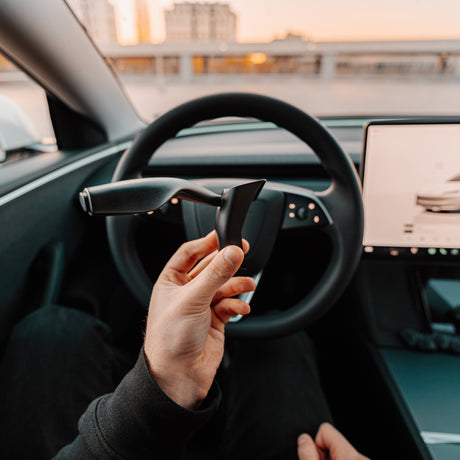 Hånd holder S3XY Stalks blinkearm foran Tesla Model 3 Highland rat.