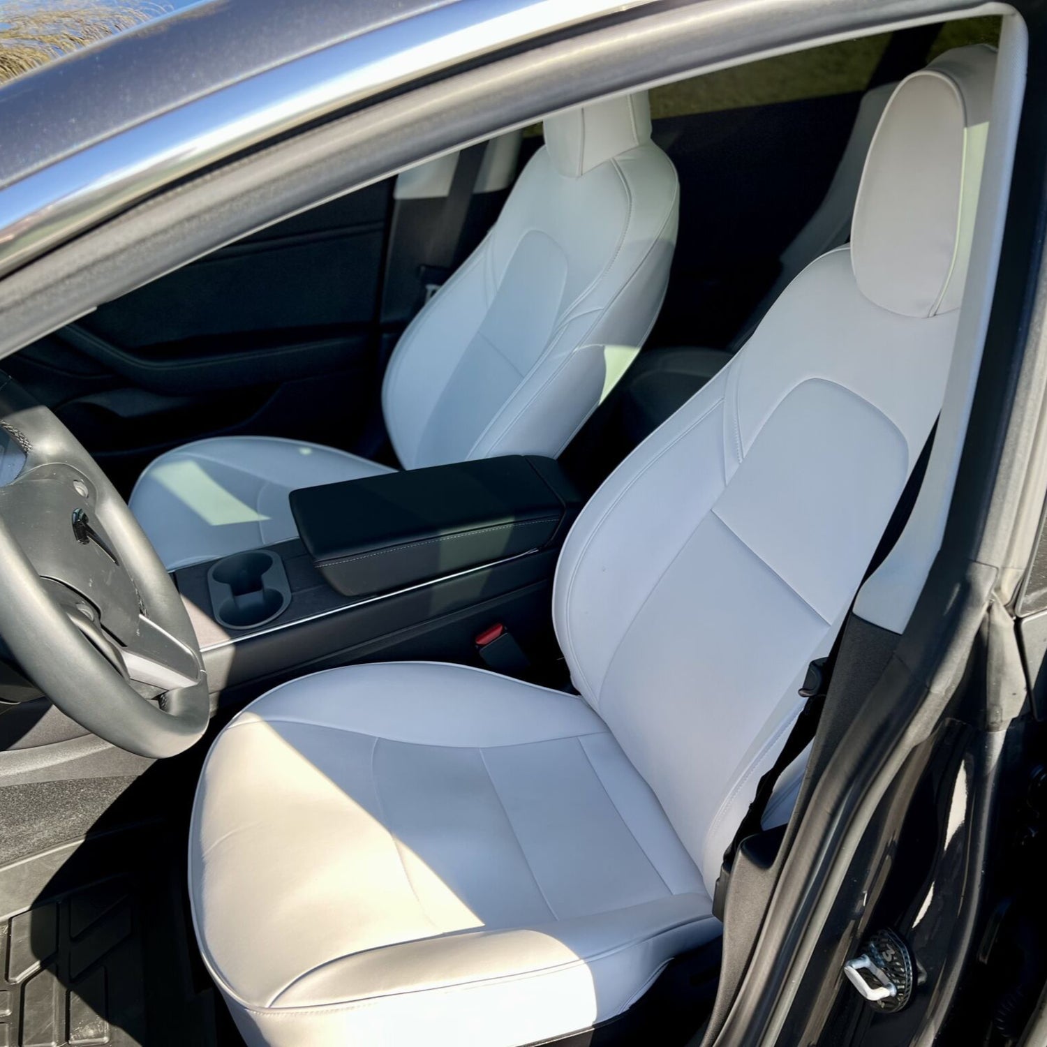 Hvidt sædeovertræk i Tesla Model 3 interiør, komplet sæt.