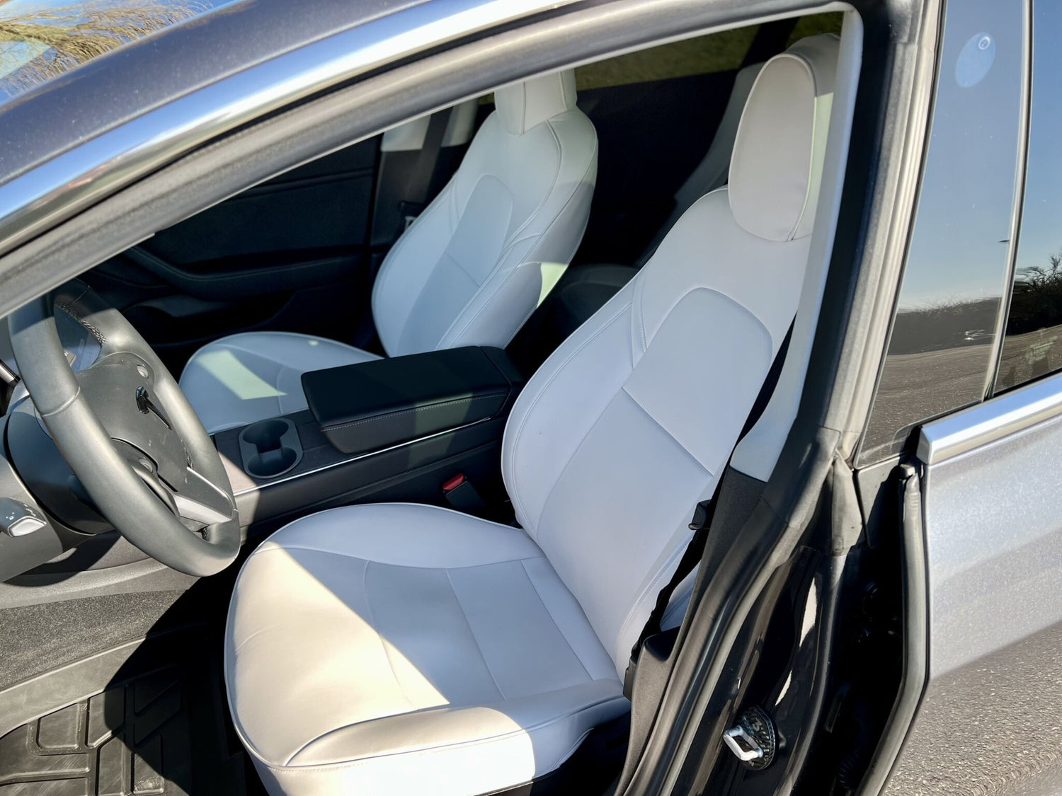 Komplet sæt hvide sædeovertræk til Tesla Model Y interiør