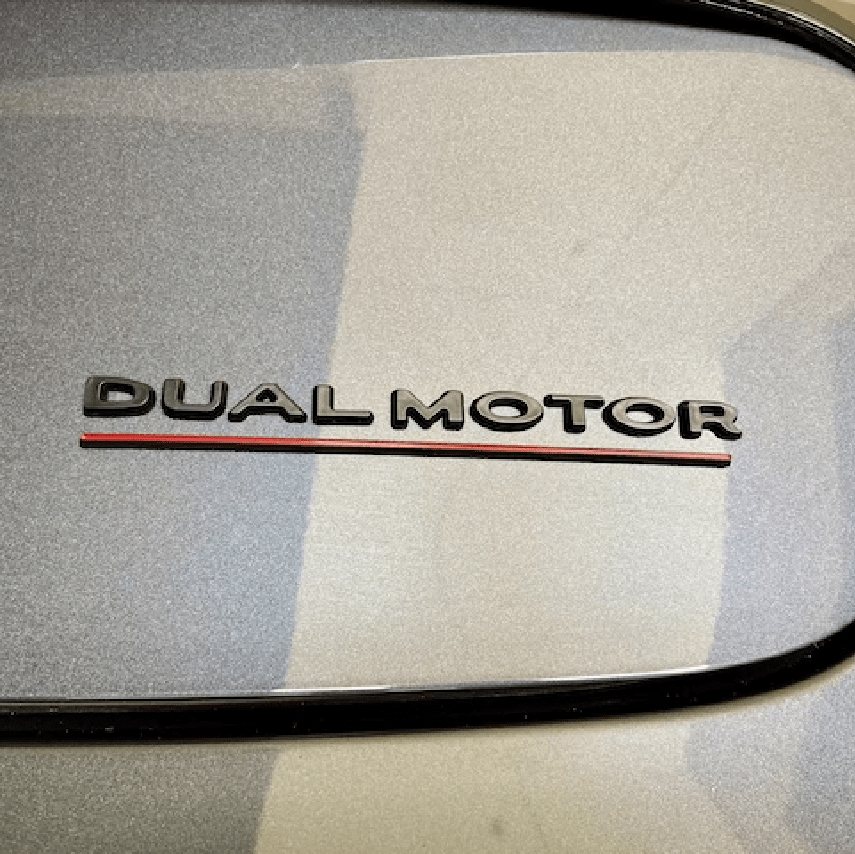 Dual Motor Emblem (fl. farver)