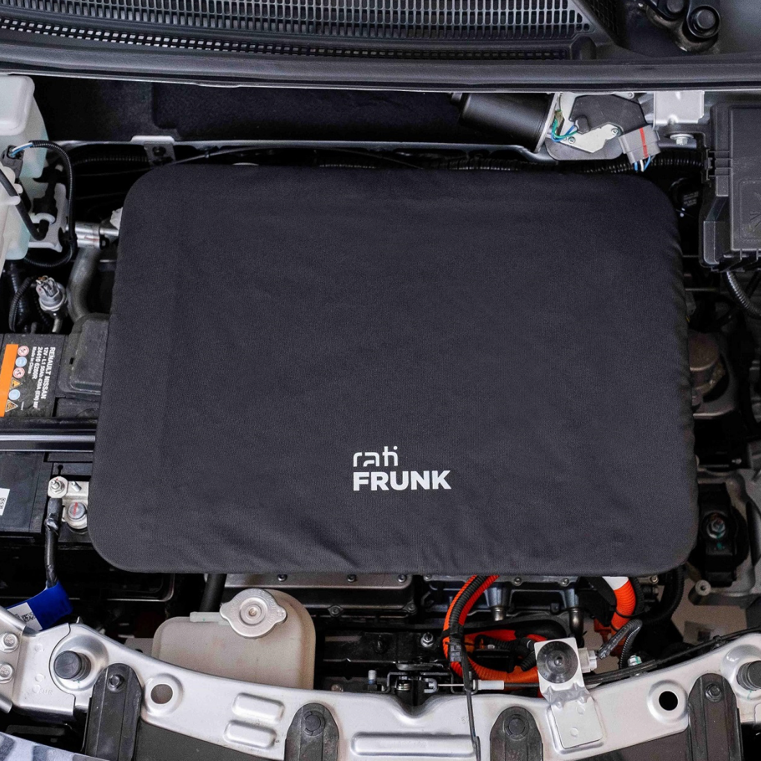 Rati frunk opbevaringsboks installeret i en Hyundai Kona Electric motorrum