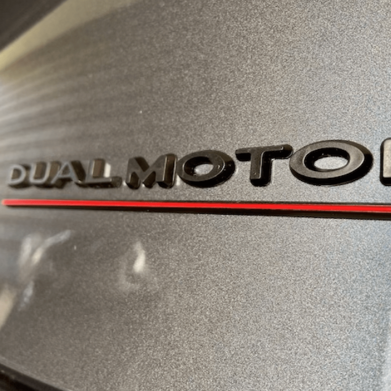 Dual Motor Emblem (fl. farver)