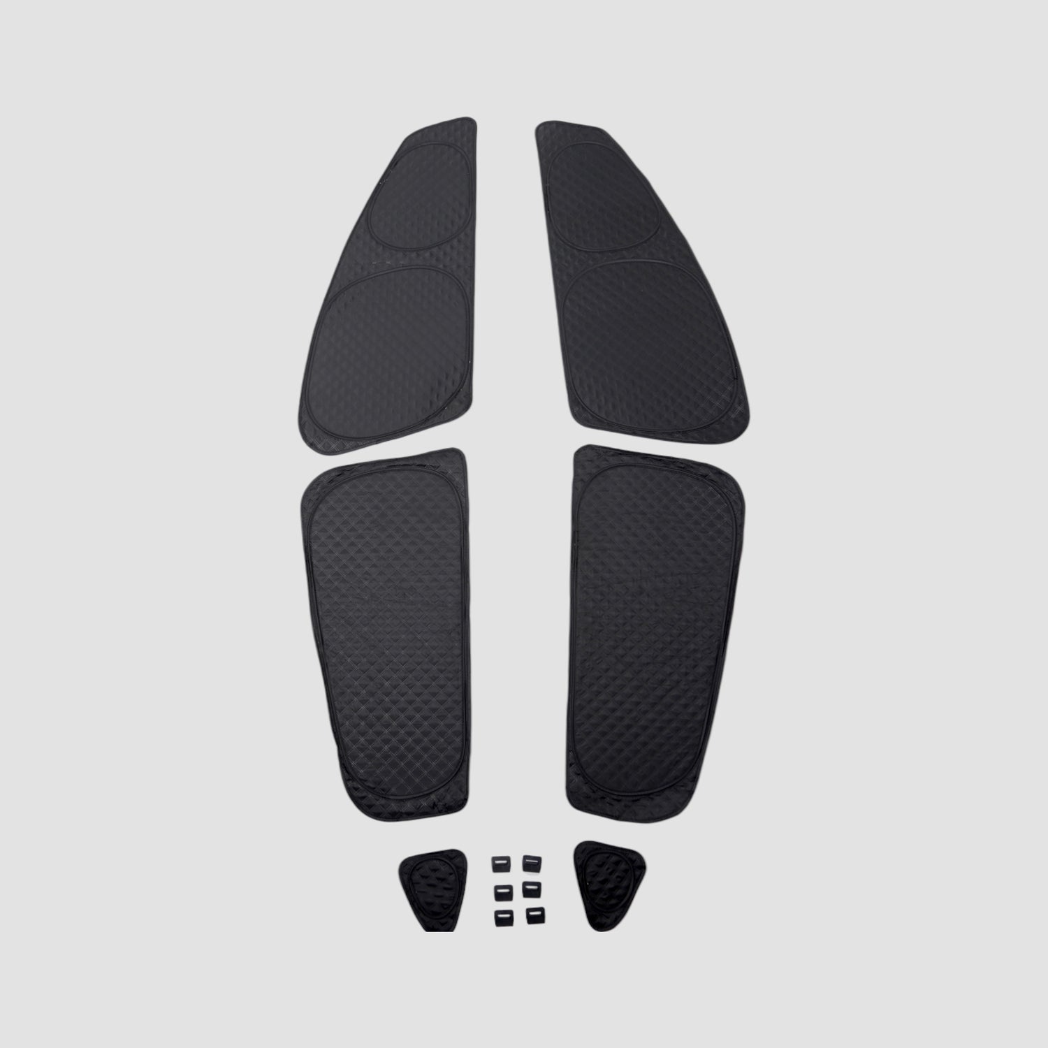 Sort afdækning til vinduer, sæt til XPENG G6, vist med fire hoveddele og seks mindre monteringsstykker.