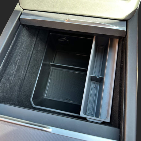 Solbrilleholder i bilens midterkonsol, designet til at passe Tesla-modeller.