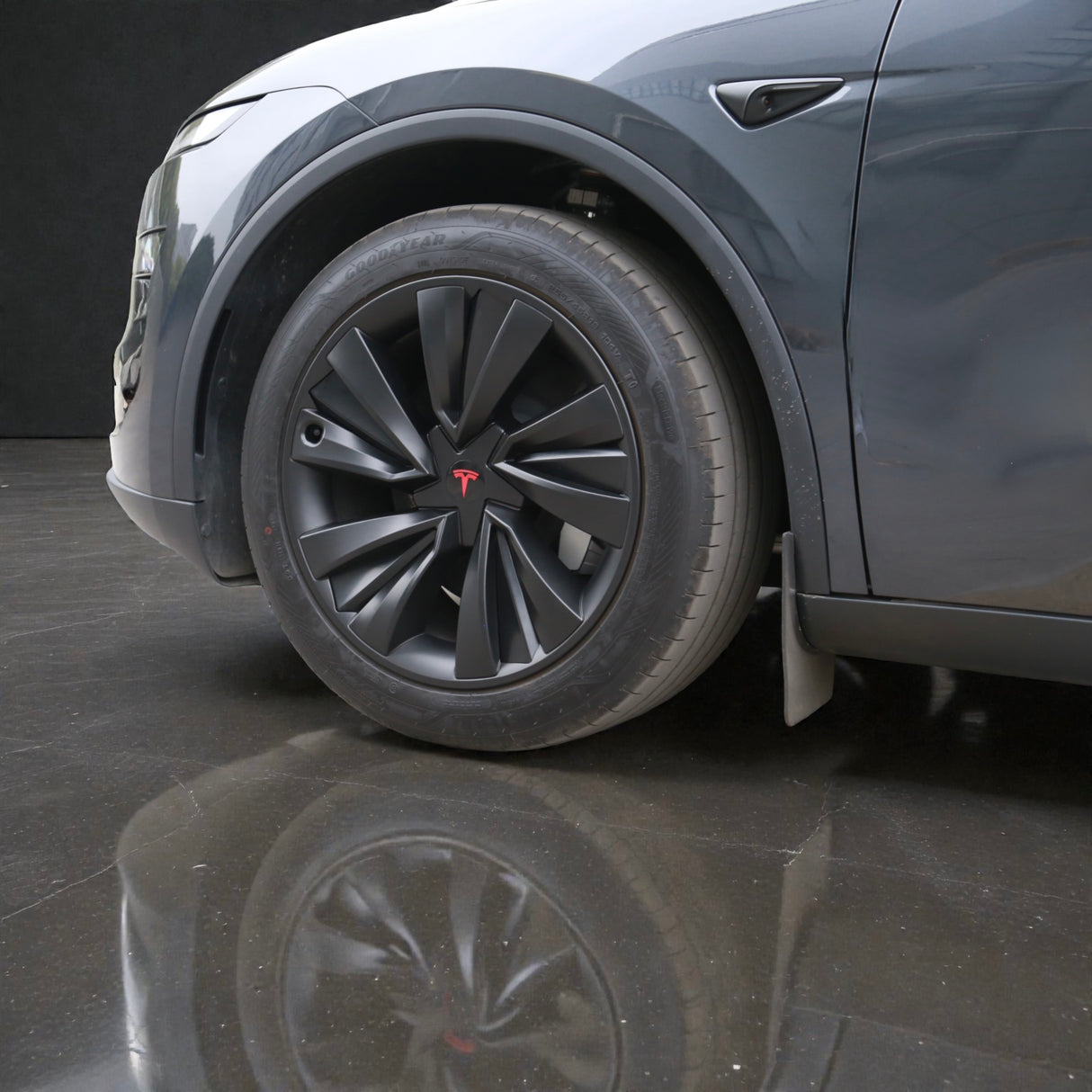 Tesla Model Y Juniper hjulkapsel monteret med rødt T-logo