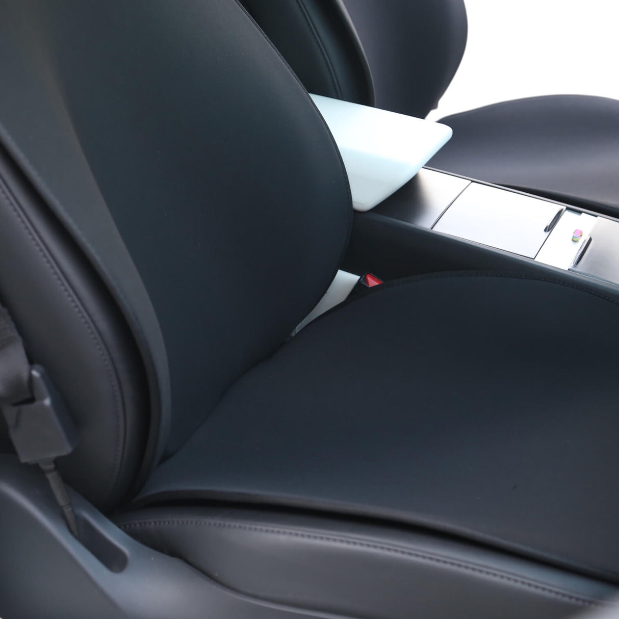 Sort sædeovertræk monteret på forsædet i en Tesla Model 3 eller Model Y, set tæt på.