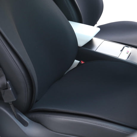 Sort sædeovertræk monteret på forsædet i en Tesla Model 3 eller Model Y, set tæt på.