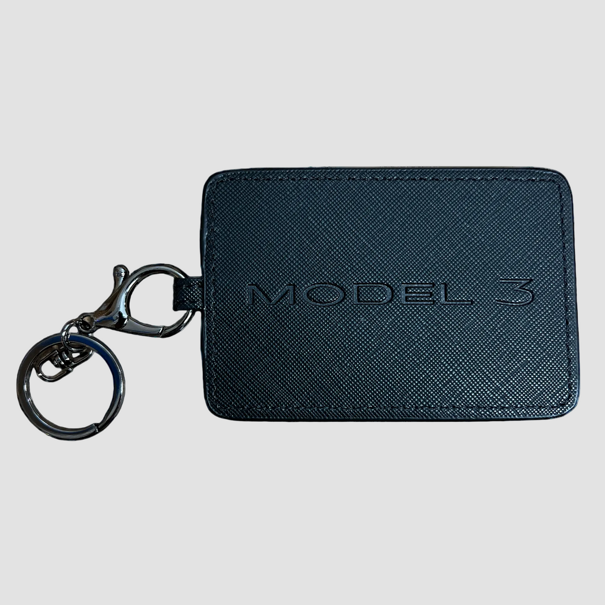 Model 3 kortholder, som har en nøglering monteret.