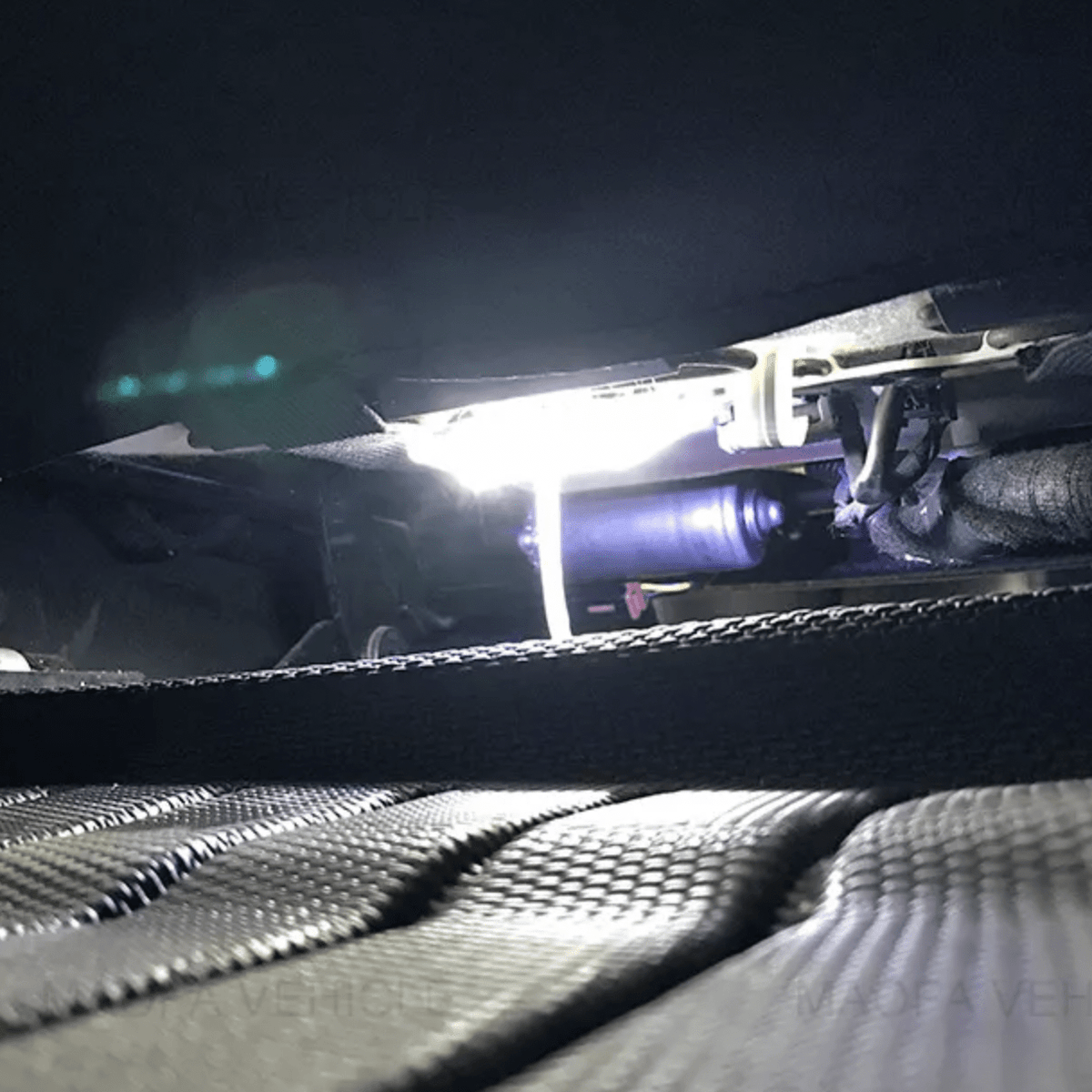 LED lamper under sæderne til Tesla Model Y – billede 2