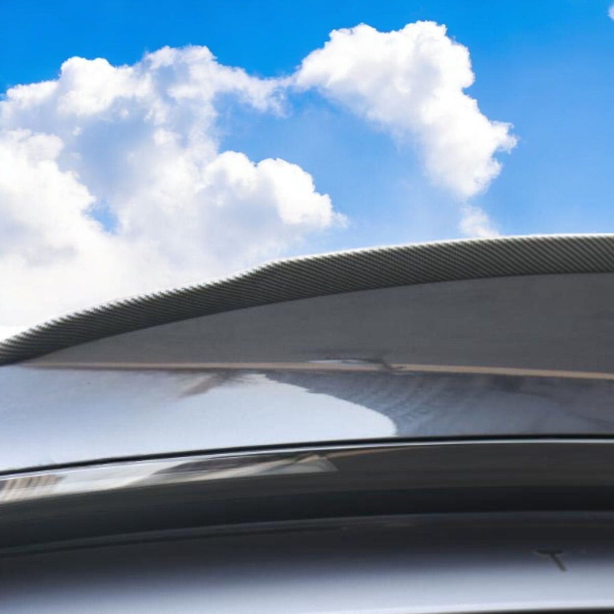 Detaljeret visning af Pro spoilerens kurver og montering – tilpasset Juniper facelift 2025.