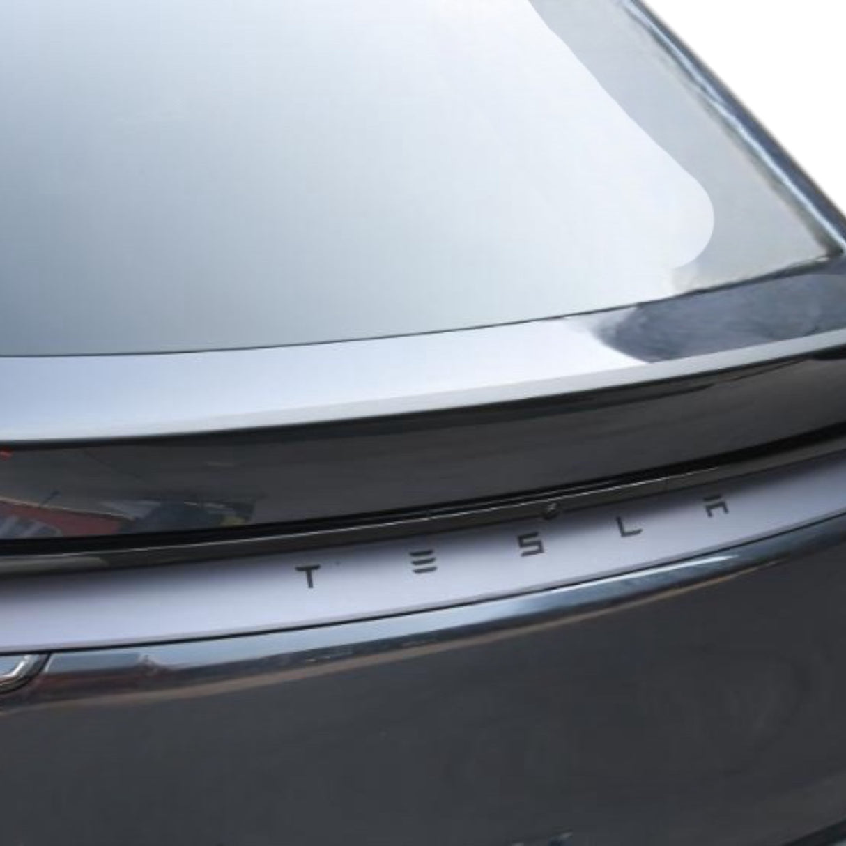 skrå vinkel af Performance spoiler monteret på Model Y Juniper – sporty udtryk