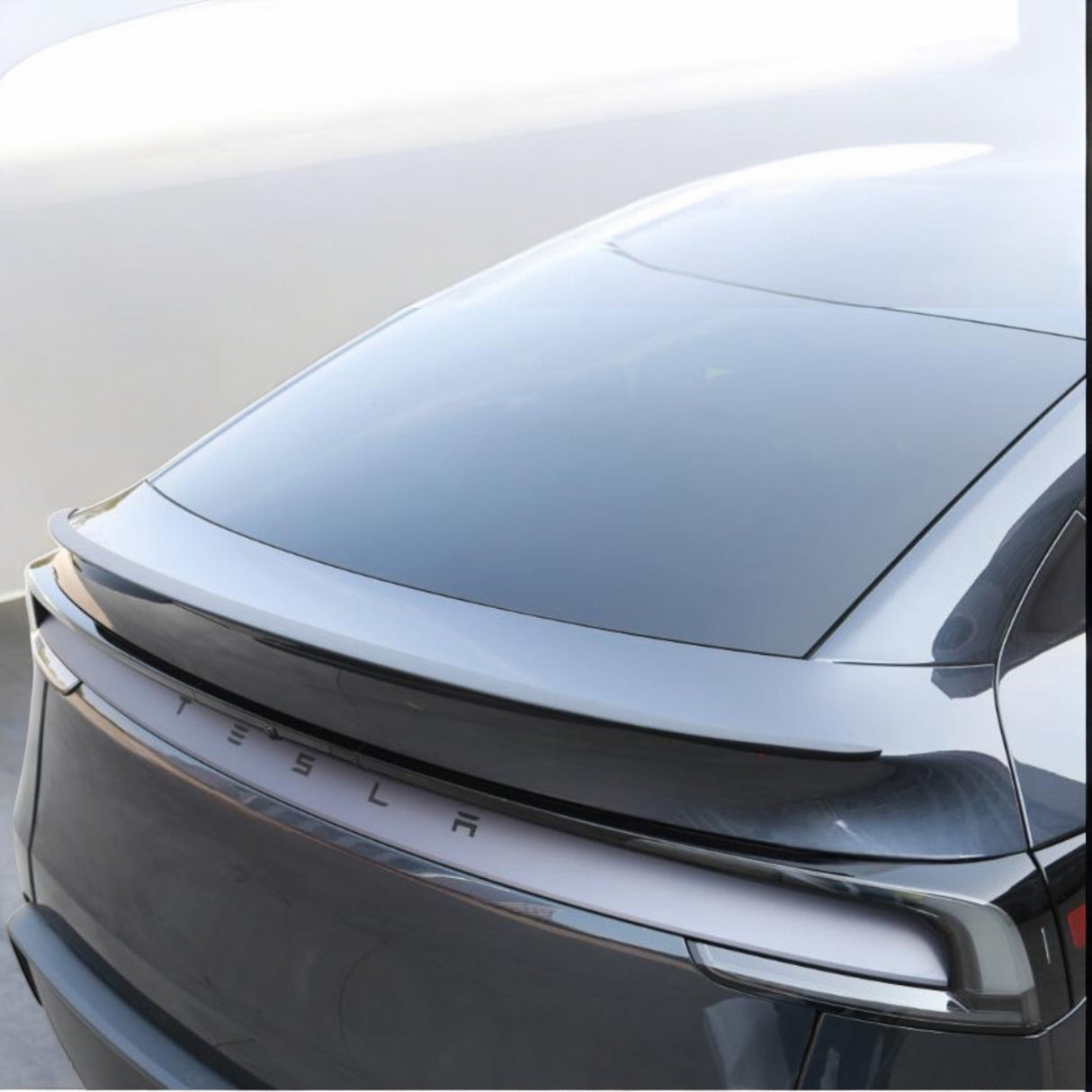 Tesla Model Y Juniper med monteret Performance spoiler set bagfra