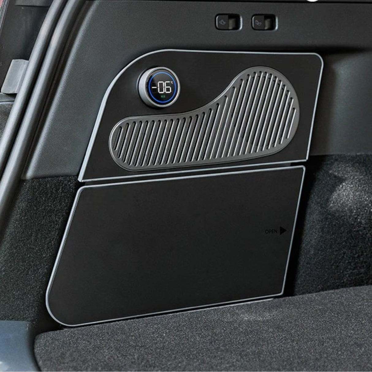 Køleskab monteret i bagagerummet på en Tesla Model Y, med digital temperaturvisning.