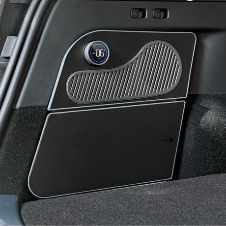 Køleskab monteret i bagagerummet på en Tesla Model Y, med digital temperaturvisning.