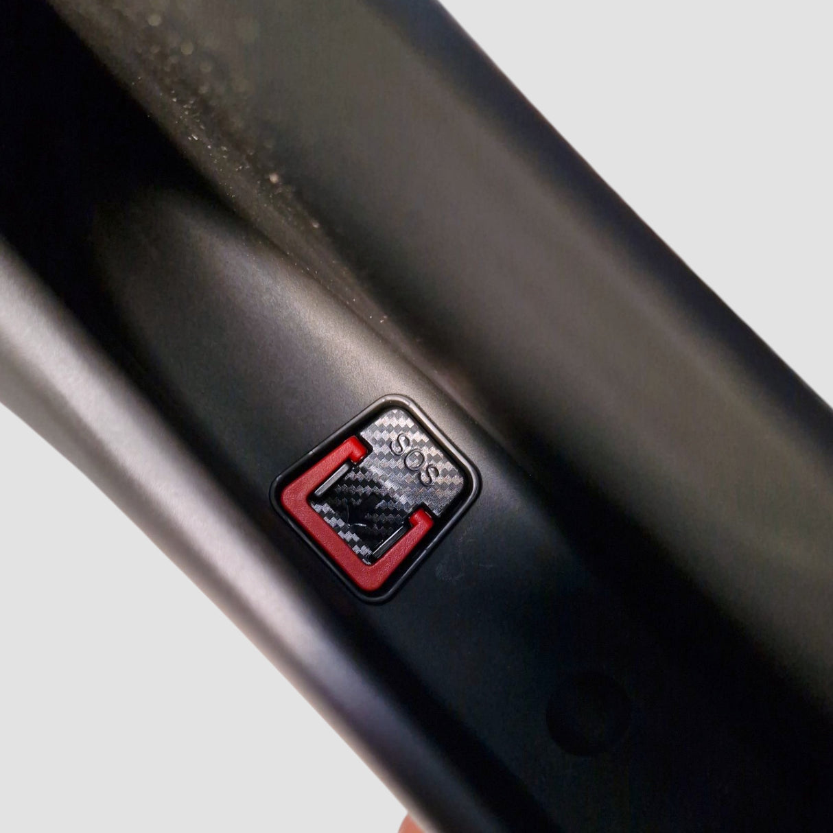 Dørbakke (XL) til Tesla Model Y Juniper 2025 med sort kulfiberdetalje og rød kant.