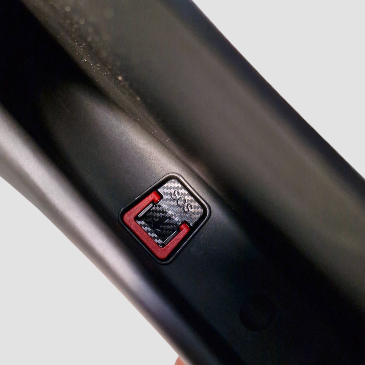 Dørbakke (XL) til Tesla Model Y Juniper 2025 med sort kulfiberdetalje og rød kant.