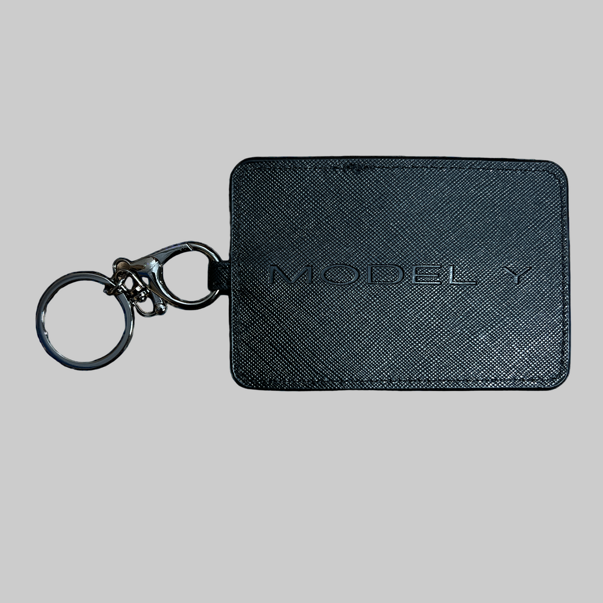 Model Y kortholder som har en nøglering monteret