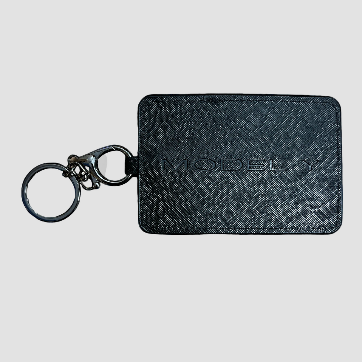 Model Y kortholder som har en nøglering monteret