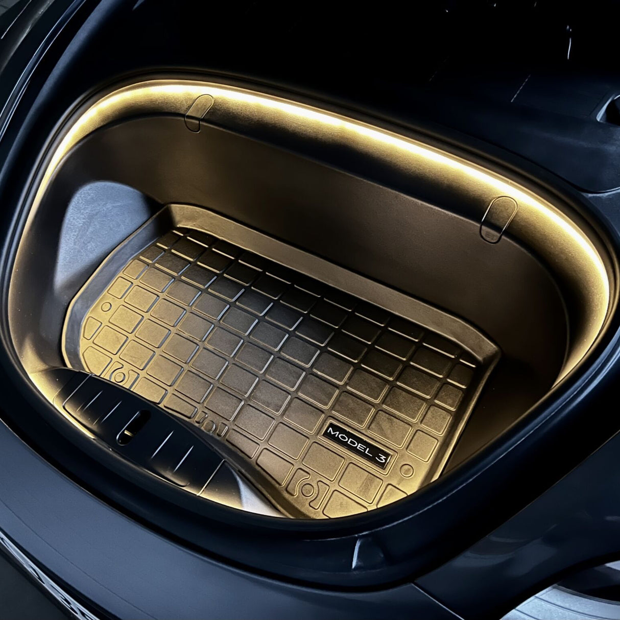 LED lysbånd til frunken i en Tesla Model 3/Y med måtte.