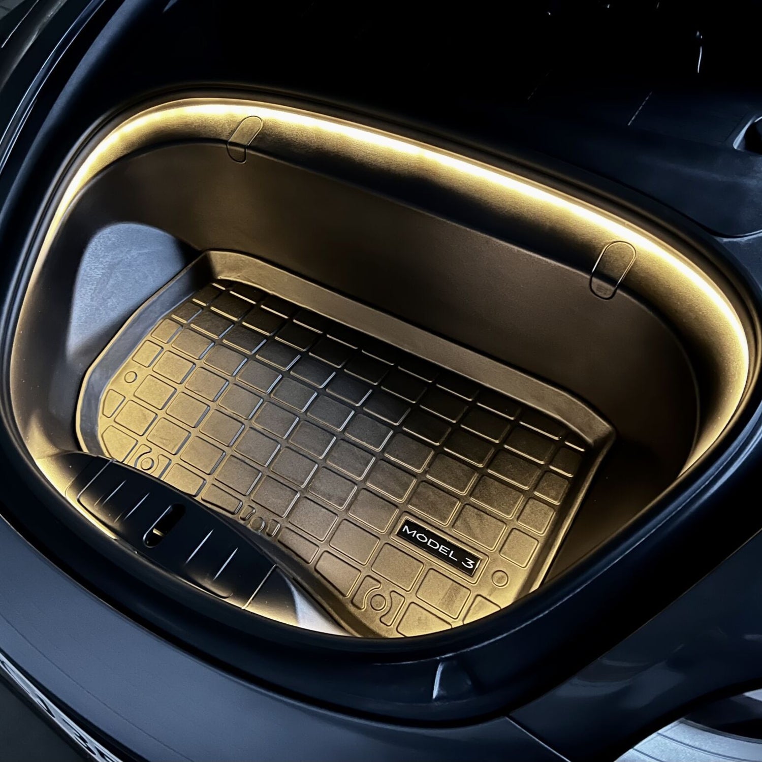 LED lysbånd til frunken i en Tesla Model 3/Y med måtte.