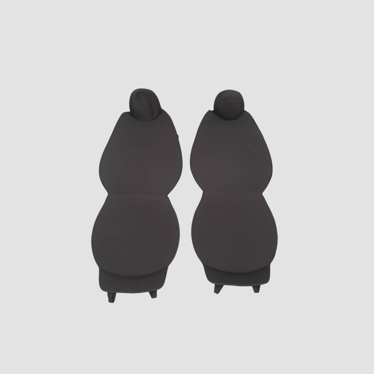 Sædeovertræk til Tesla Model 3 og Model Y, vist forfra på to forsæder mod lys baggrund.