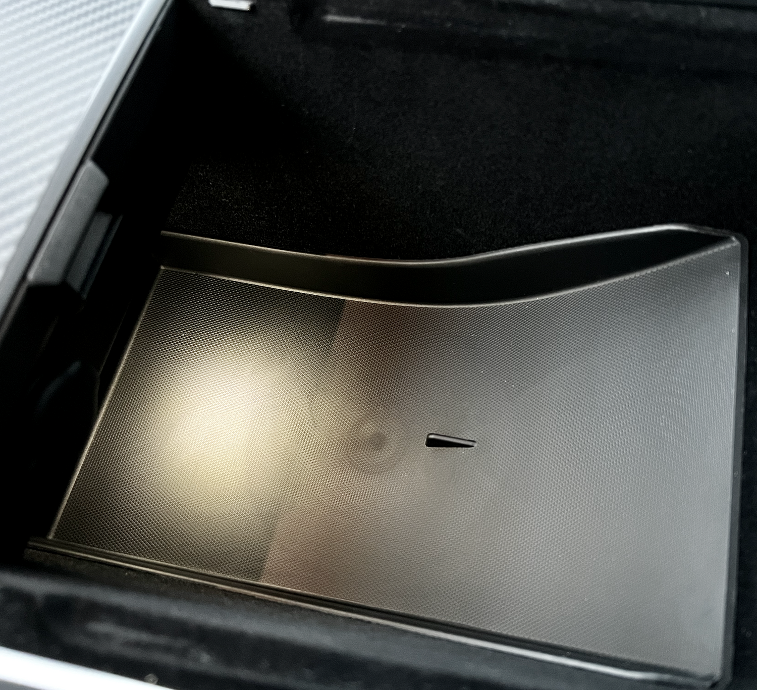 Smart boks/underlag - passer til Model Y (under armlæn)