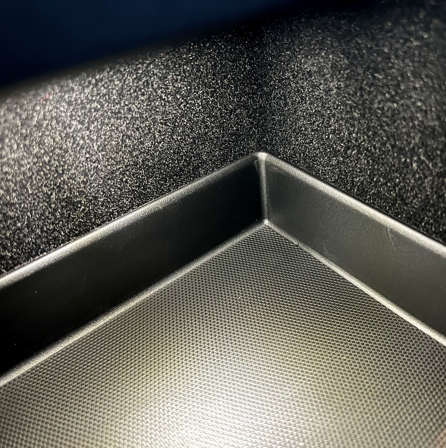 Smart boks/underlag - passer til Model Y (under armlæn)